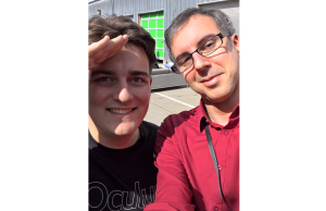 Palmer Luckey (links) mit Manfred Huber (rechts)